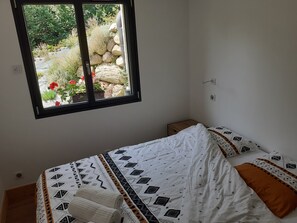 2 slaapkamers, een strijkplank/strijkijzer, reisbedje, gratis wifi