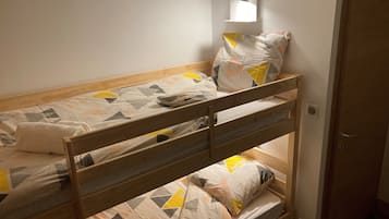 2 dormitoris, planxa i posts de planxar i un bressol de viatge