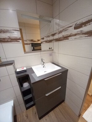 Bruser, hårtørrer, håndklæder, Toiletpapir