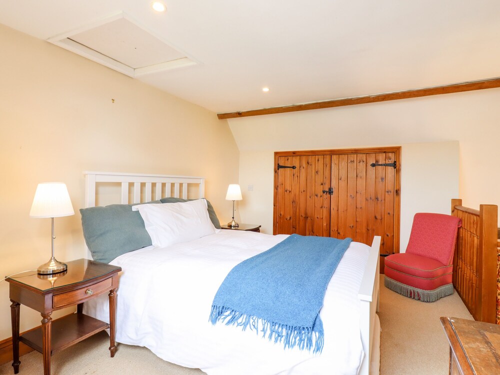 CART WHEEL COTTAGE, pet friendly, with open fire in Finchingfield