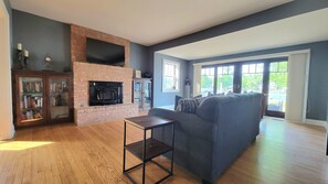 Smart TV, fireplace, books, offices