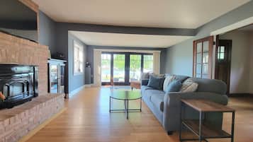 Smart TV, fireplace, books, offices