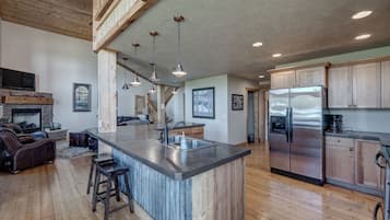 Chalet de lujo, 3 habitaciones, vista a la montaña | Cocina privada | Refrigerador con congelador, microondas, horno y parrilla de estufa