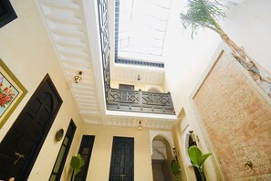 المنشأة من الداخل