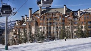 Une station de ski dotée d’un réseau de téléphériques, de bâtiments en bois de style chalet et offrant un paysage enneigé.
