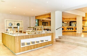 朝食 (ビュッフェ)、毎日提供 (1 名様 20 EUR)