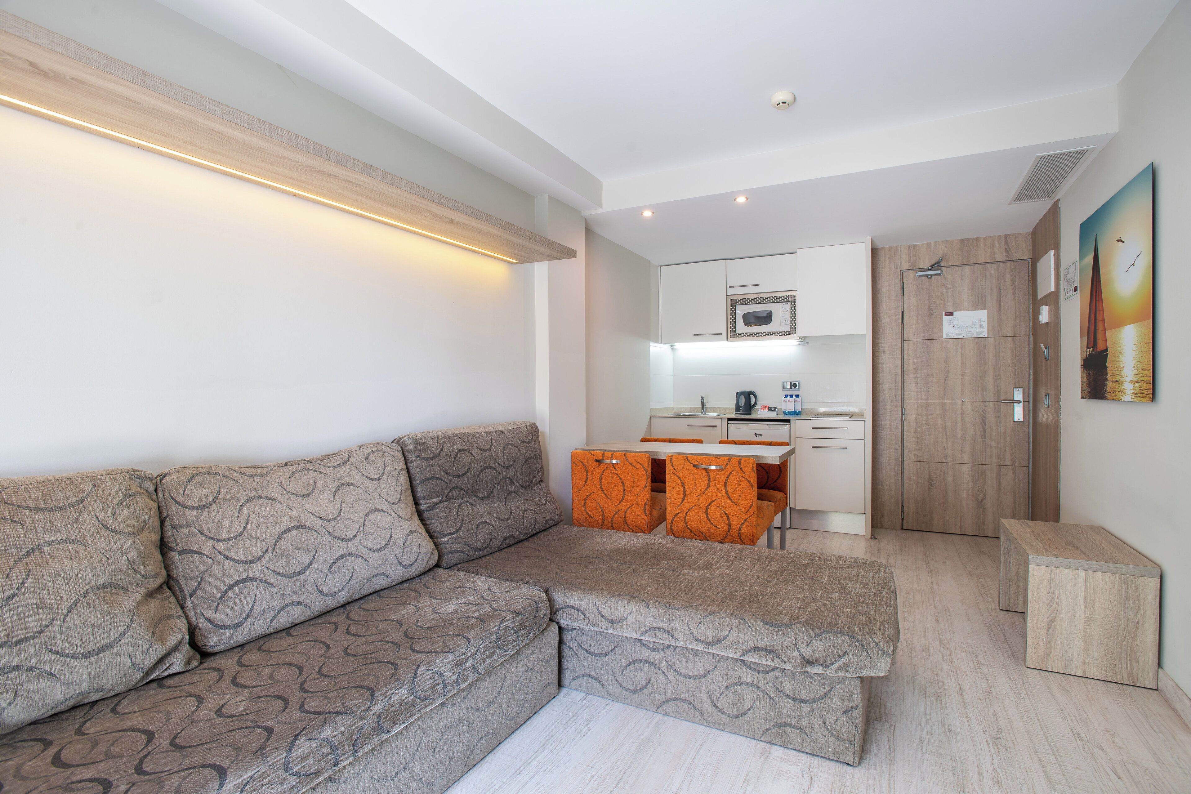 Leilighet, 1 soverom | 1 soverom, minibarvarer (inkludert) og safe på rommet