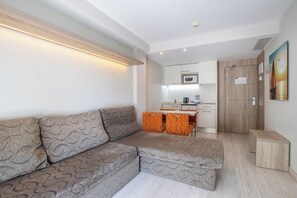 Leilighet, 1 soverom | 1 soverom, minibarvarer (inkludert) og safe på rommet