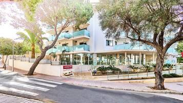 Vista frontal de la propiedad