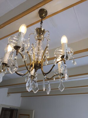 Un candelabro con múltiples brazos y adornos de cristal.