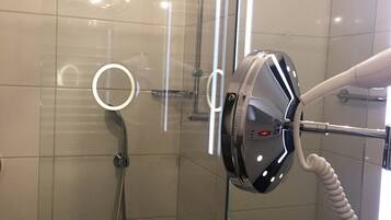 Shower, rainfall showerhead, free toiletries, hair dryer