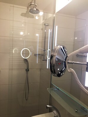 Shower, rainfall showerhead, free toiletries, hair dryer - De Bronzen Koets (Nijmegen)