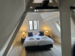 Premium Double Room, 2 Twin Beds, Non Smoking | In-room safe, soundproofing, free WiFi, bed sheets - De Bronzen Koets (Nijmegen)