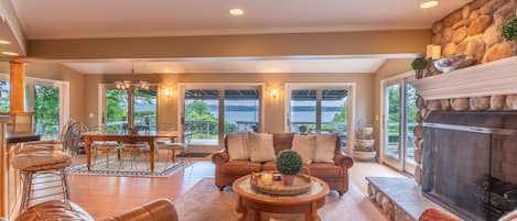 Una Smart TV, una chimenea, una oficina