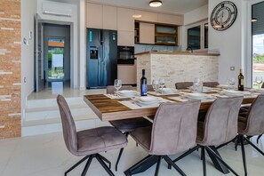 Villa, 4 Bedrooms, Private Pool, Mountain View | In-room dining - Villa Kate (Nin)