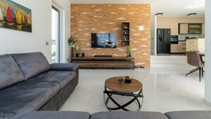 Villa, 4 Bedrooms, Private Pool, Mountain View | Ruang tamu | Pendiangan 