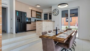 Villa, 4 Bedrooms, Private Pool, Mountain View | Makan dalam bilik