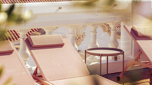 A rooftop terrace with lounge chairs and a small table, surrounded by a balustrade. - Casa do Gadanha (Estremoz)