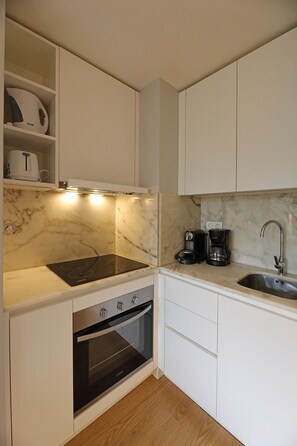 Kjøleskap, ovn, kaffetrakter/tekoker og vannkoker