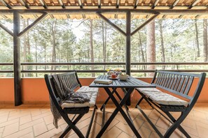 Outdoor dining - Apartment Pedro - Cozy Apartment in a Golf Resort at a short distance to the sea (Herdade da Aroeira)