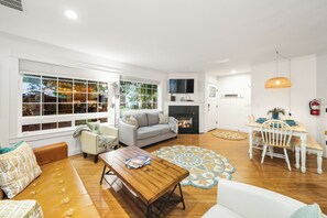 スマートテレビ、暖炉、DVD プレーヤー