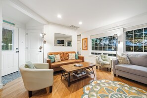 スマートテレビ、暖炉、DVD プレーヤー