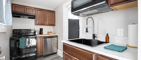 Geladeira, micro-ondas, fogão, cooktop