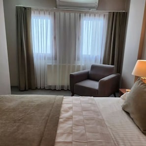 2 habitaciones, tabla de planchar con plancha, wifi y ropa de cama 