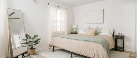 4 habitaciones, escritorio, tabla de planchar con plancha y wifi