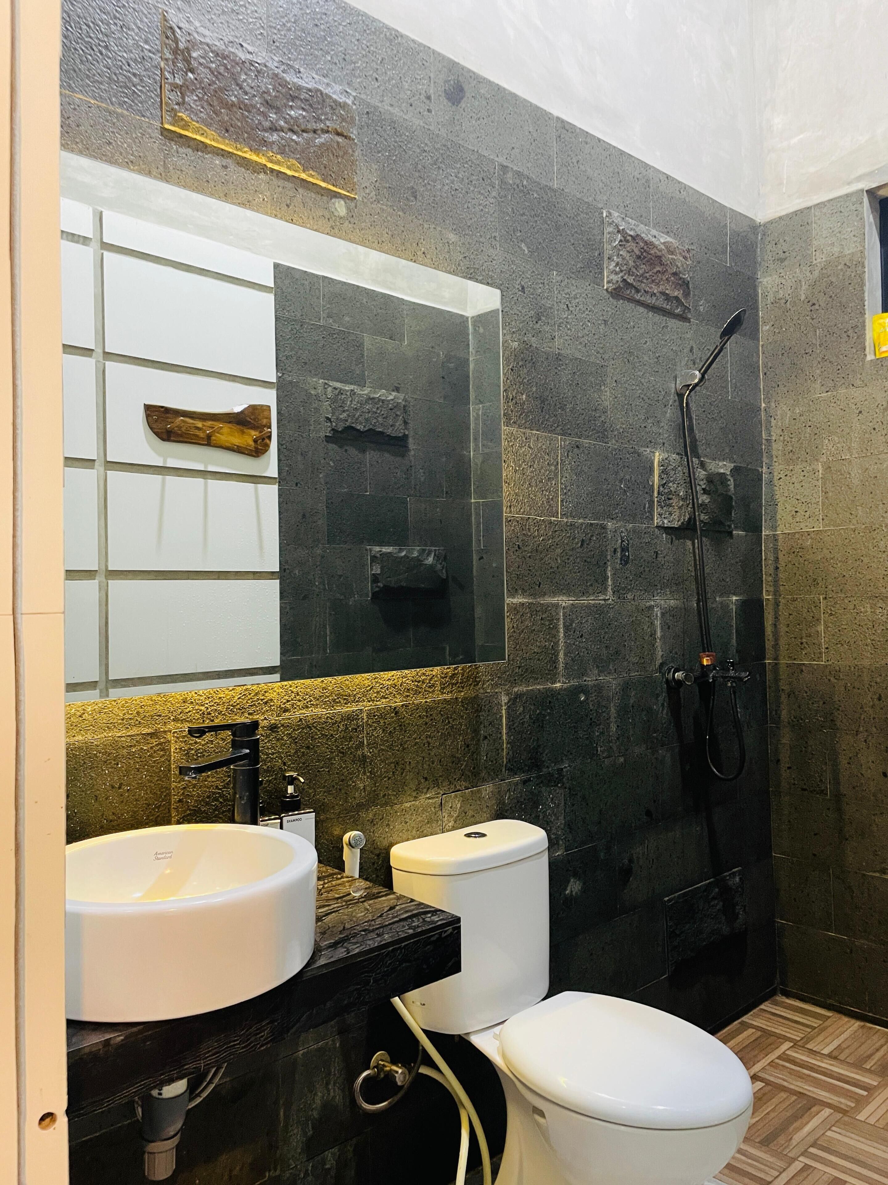 Ein Badezimmer mit Waschbecken, Toilette und Dusche.