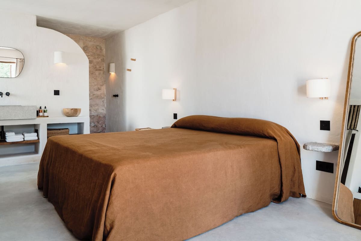 Double Room | Minibar, in-room safe, blackout drapes, iron/ironing board (on request)