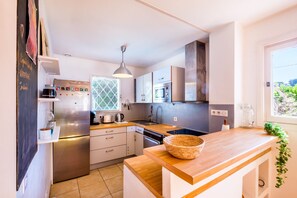 Kjøleskap, mikrobølgeovn, ovn og oppvaskmaskin