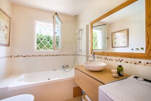 Kostenlose Toilettenartikel, Haartrockner, Handtücher