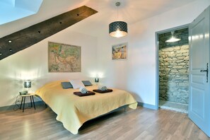 2 bedrooms, iron/ironing board, free WiFi, bed sheets