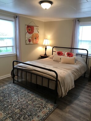 2 多间卧室、记忆海绵床垫、熨斗/熨衣板、旅行婴儿床