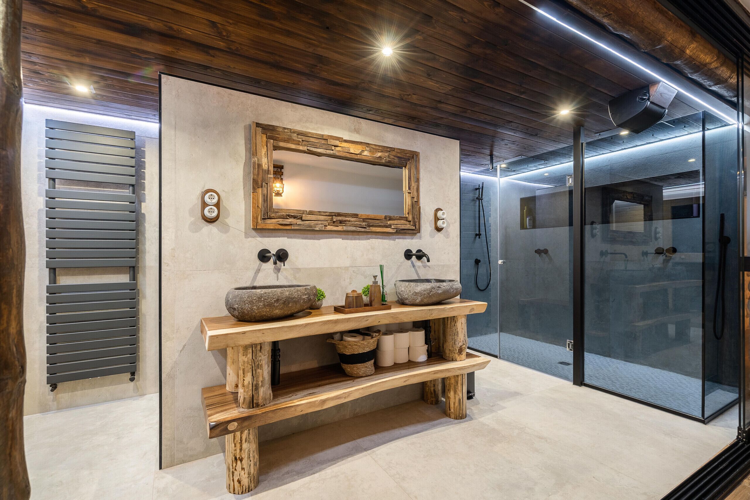Bathtub, jetted tub, hair dryer