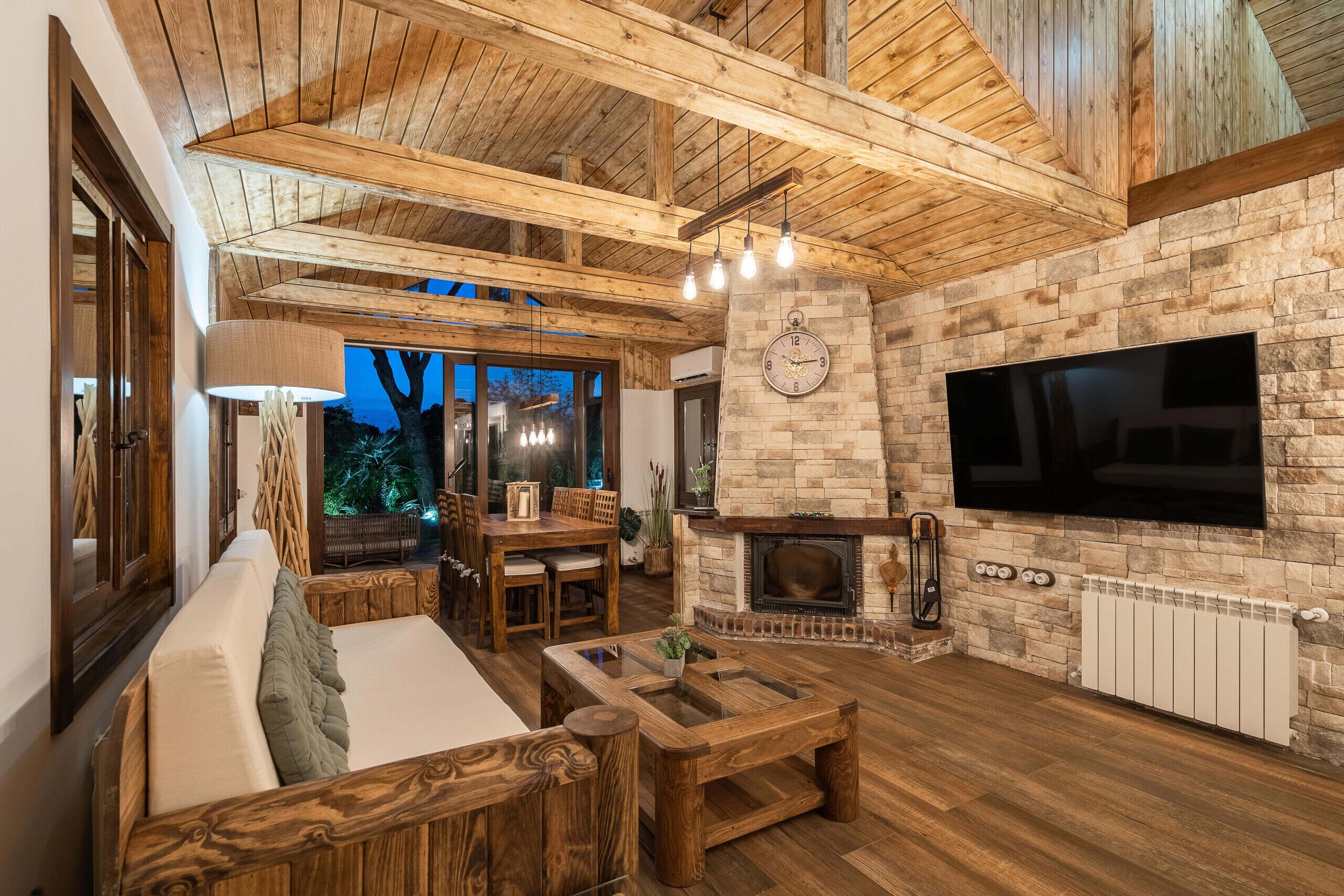 Una televisión, una chimenea