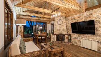 Una televisión, una chimenea