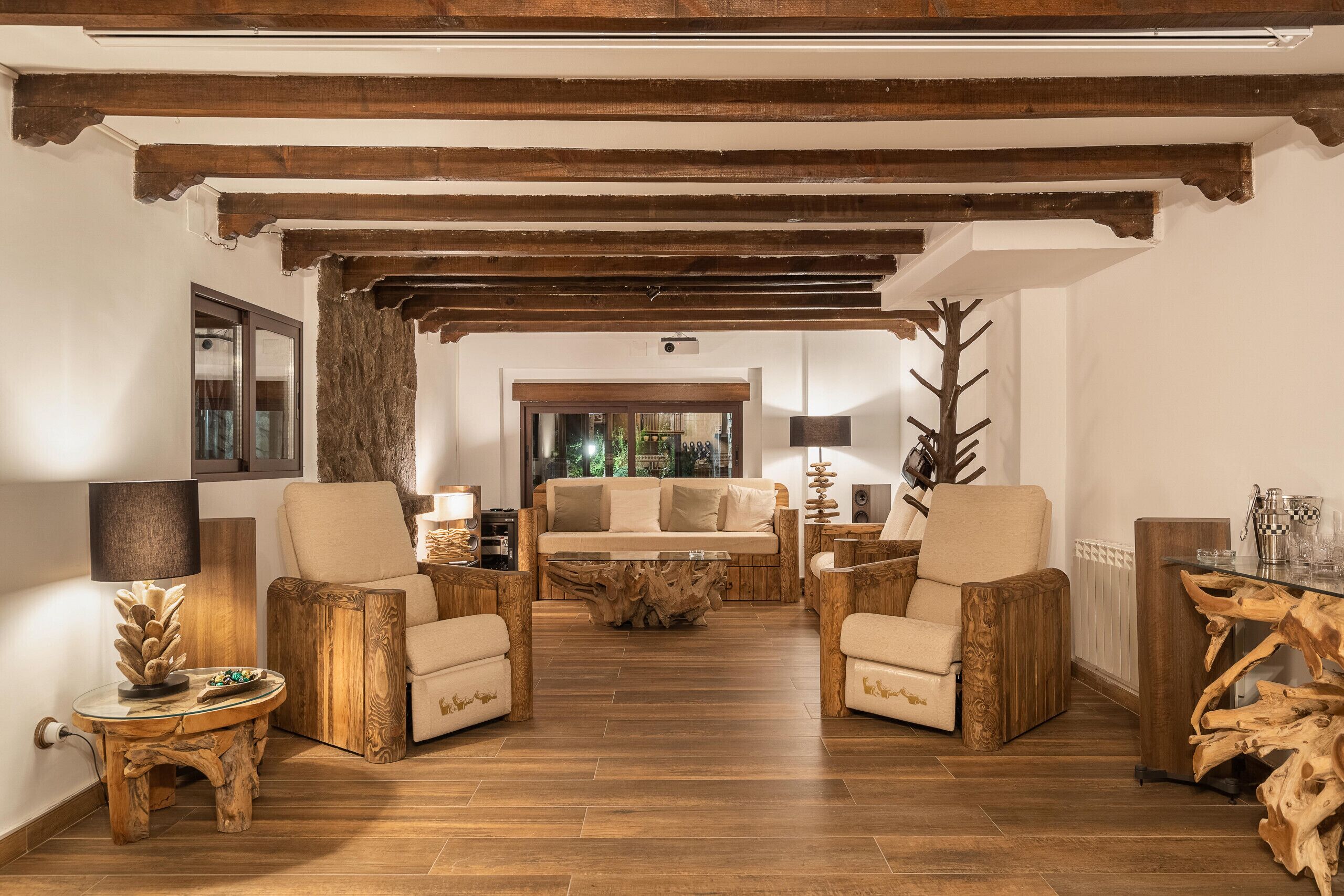 Una televisión, una chimenea