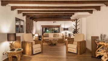 Una televisión, una chimenea