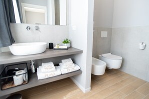 Superior-Zimmer | Badezimmer | Dusche, kostenlose Toilettenartikel, Haartrockner, Bademäntel