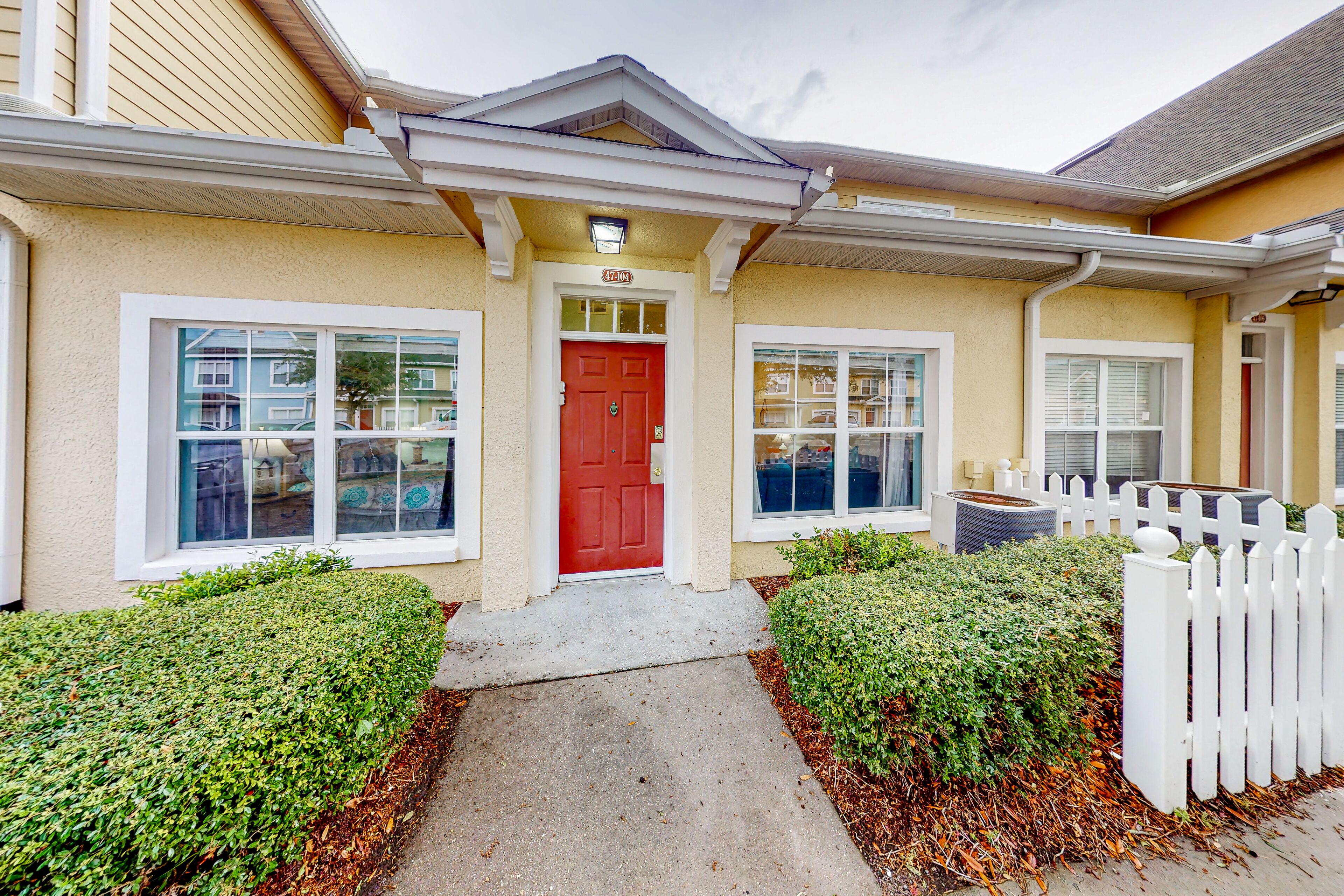 Beautiful condo with pool, full kitchen, tennis, fitness area, & W/D