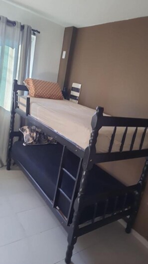 Dormitorio compartido básico, solo para mujeres | Wifi gratis