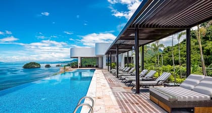 Luxury bayfront condo with amazing views, pool & spa