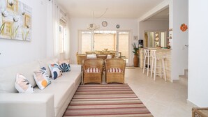 Villa – basic | Oppholdsområde | TV