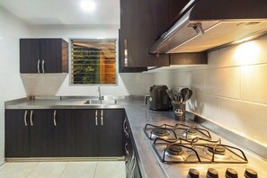 Utensilios de cocina y máquina de hielo