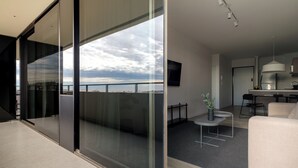 A modern interior with a balcony, a dining area, and a kitchen. - Nido x Recoleta Deco (Buenos Aires)