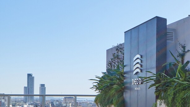 A modern building with a pool and a view of the cityscape. - Nido x Recoleta Deco (Buenos Aires)