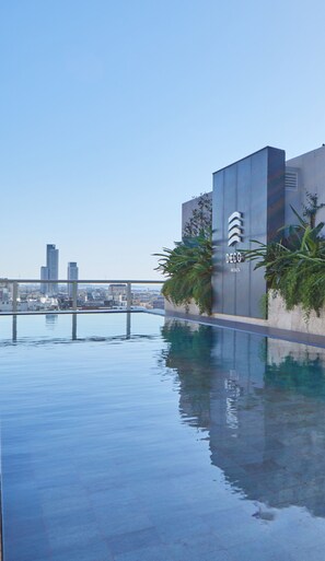A modern building with a pool and a view of the cityscape. - Nido x Recoleta Deco (Buenos Aires)