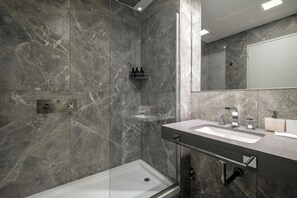 Estudio | Baño | Ducha, secador de pelo, bidé y toallas